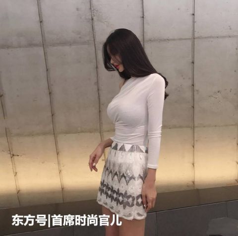 街拍时髦靓丽的打底裤小姐姐，身材曼妙，显高显瘦