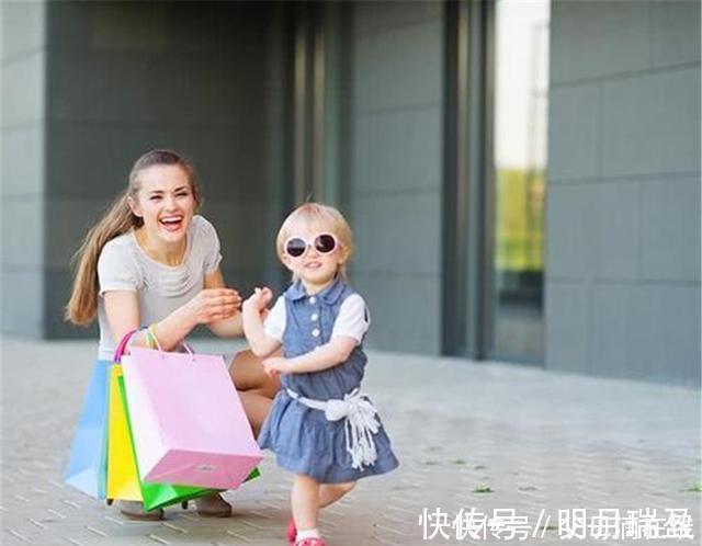 想笑|宝妈带宝宝出门没拿伞,路上突然下雨,急中生智的做法让人想笑