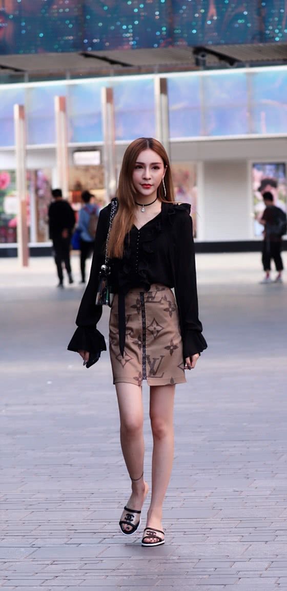 手毛|时尚清新的美女，手毛上衣配白色长裤，休闲又不失气质
