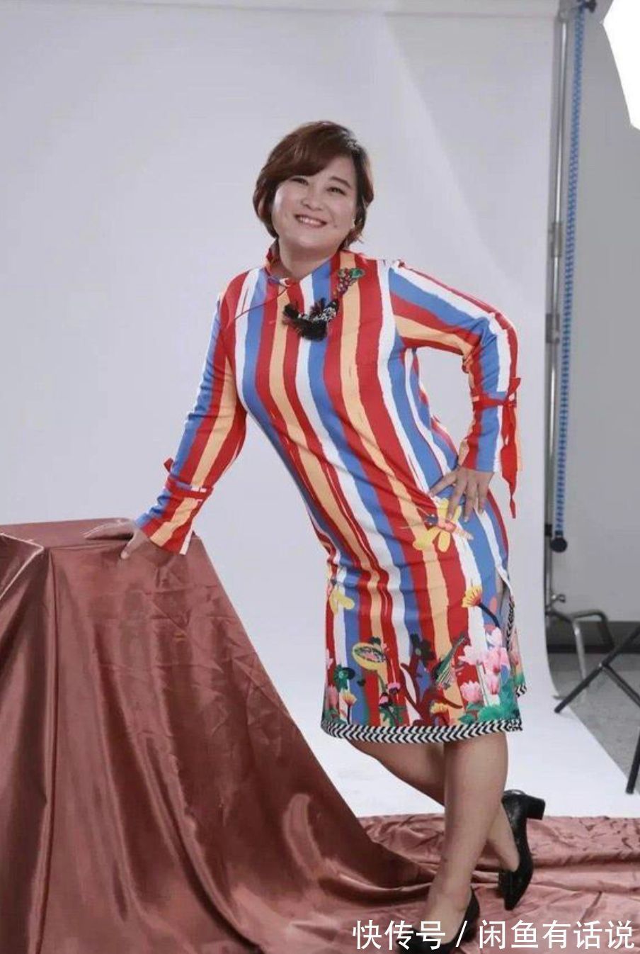 旗袍造型 贾玲胖得坦荡荡,挑战“彩色旗袍”还挺有韵味,骨子里的自信真美