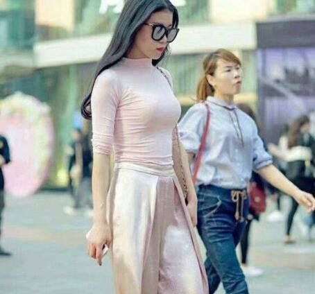 身姿|美女穿搭:小姐姐爱穿清纯漂亮的紧身打底裤,热辣性感,走在街上吸引力十足!