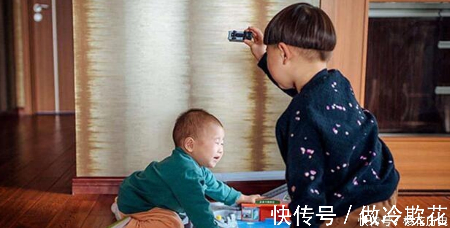 哥哥|哥哥一亲近妹妹,妹妹却莫名哭闹,妈妈掀开妹妹衣服失声痛哭