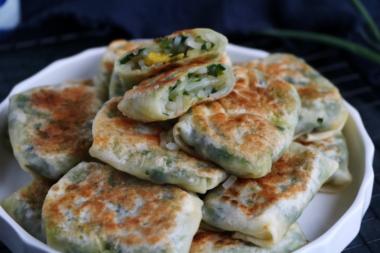 懒人|一把韭菜5斤饺子皮,做懒人早餐,比韭菜盒子好吃,一口气吃10个