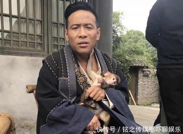 第一次上春晚紧张到忘词,随口瞎编一句,却成了经典,流行至今