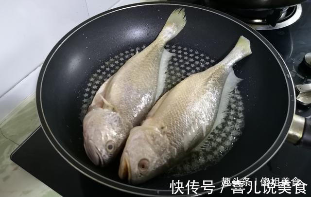 炖鱼时,去腥有人加酒有人加醋,都不对!教你最好吃做法,太香了