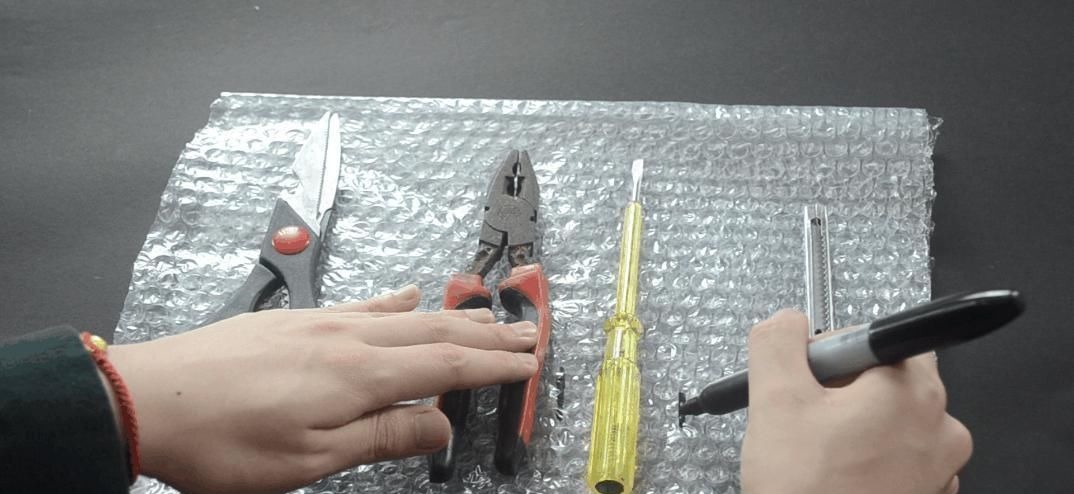 快递箱里的气泡垫别扔了, 没想到它作用这么大, 家家户户用的到