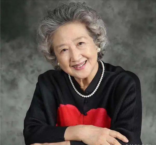 白发 这才是老年人最美的发型,蓬松卷发知性优雅,花白发更显成熟魅力