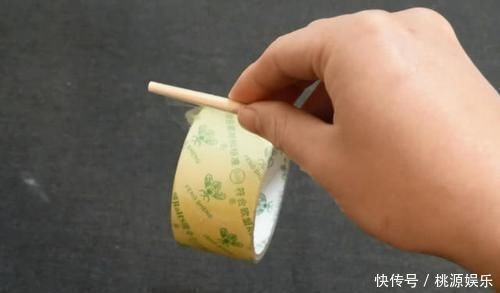 筷子|赶紧在筷子上粘透明胶带,后悔现在才知道,解决了家里的大烦恼