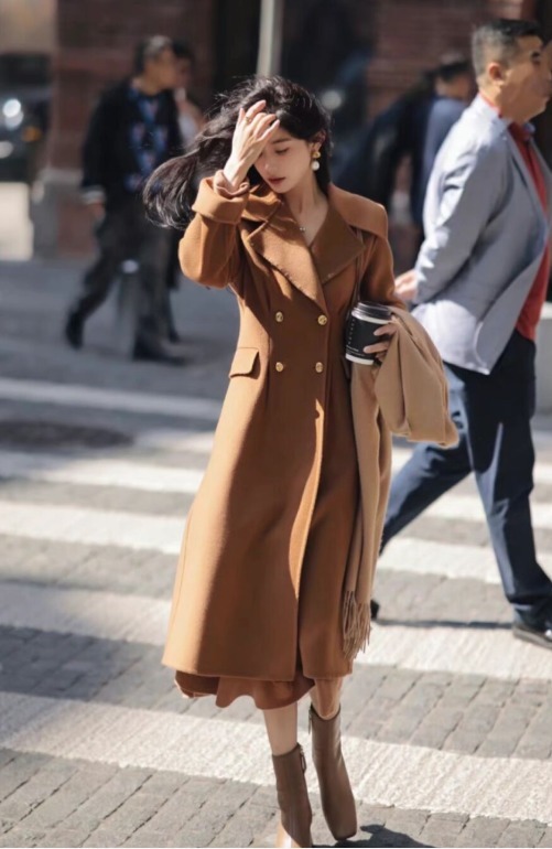 花花绿绿|别再穿一身黑了,今年流行的“棕色大衣”,是真好看,漂亮大气!