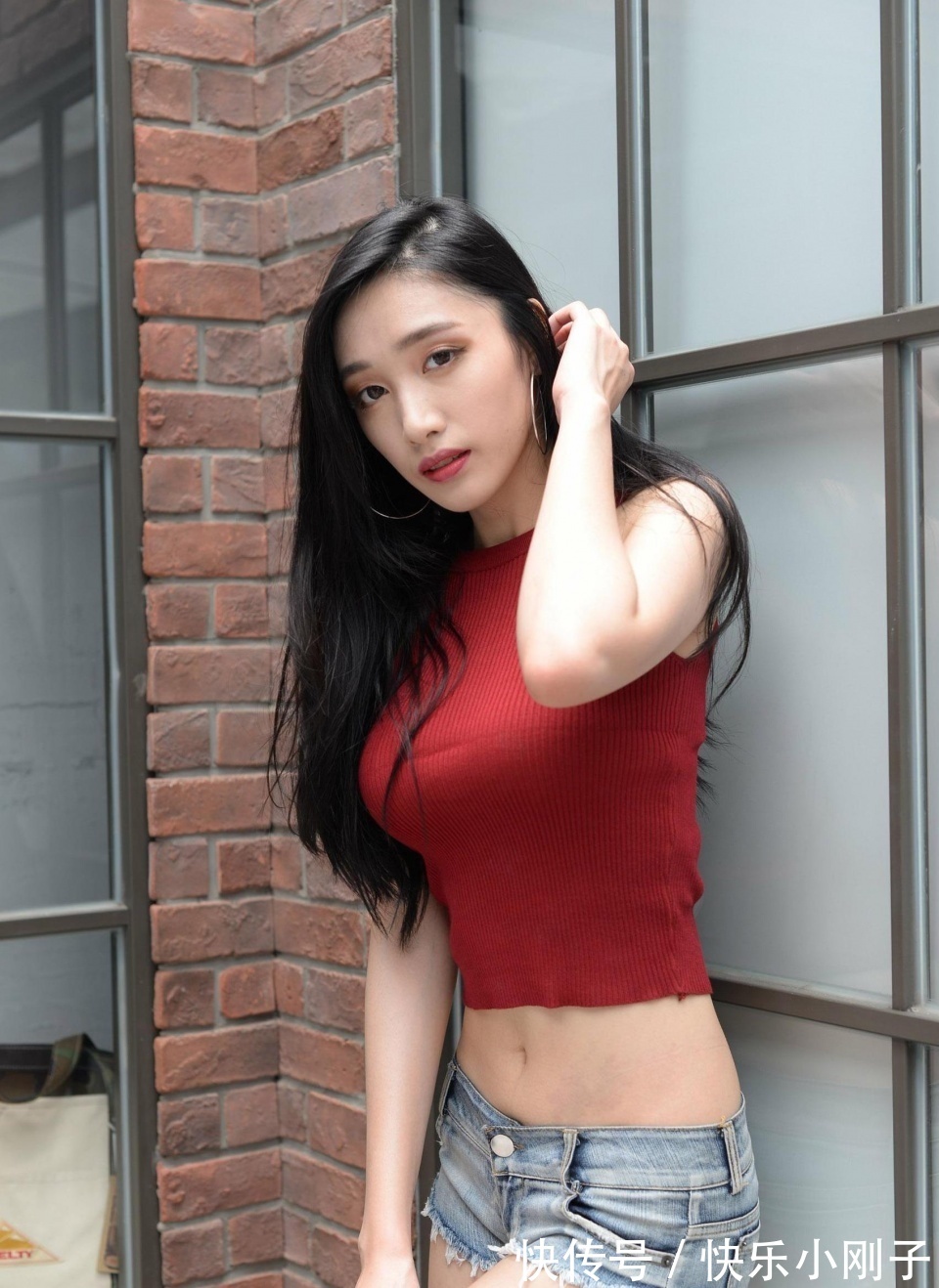 高跟鞋|小立领背心加牛仔短裤,知性而文雅,小姐姐太会穿搭了