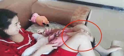 妈妈|为了逗宝宝,妈妈闻了宝宝的脚假装晕倒,接下来宝宝的反应亮了