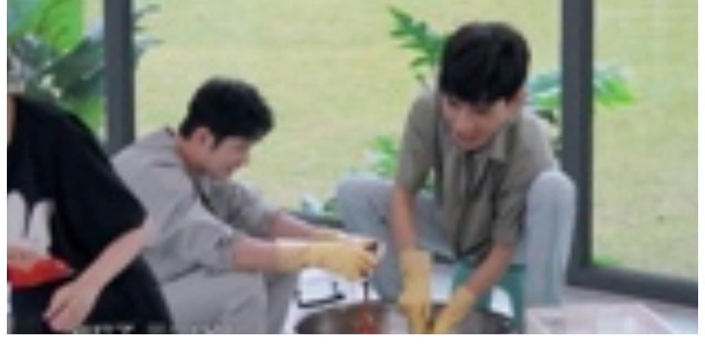 黄晓明|在综艺节目中，身兼数种“功能”的龚俊，忙到表情失控？