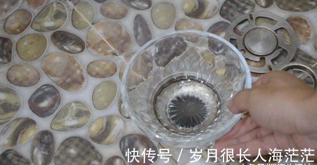 花露水|下水道里倒一碗它, 卫生间1年都不会滋生小飞虫, 简直太实用了