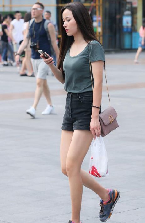 修长|白色针织裙,修长的身材,长发的小美女很好看