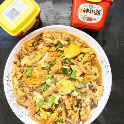 #暖冬酱在手，嗨吃部队锅#hin下饭的辣酱肉沫荷包蛋炒粉条