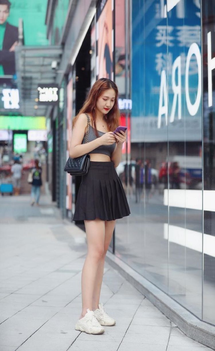 街拍|街拍：气质优雅的高冷美女，一举一动都散发迷人的魅力