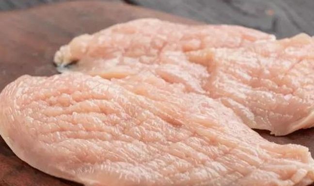 夏天|夏天，鸡胸肉别再炸着吃了，试试此做法，做成面食，好吃又下饭