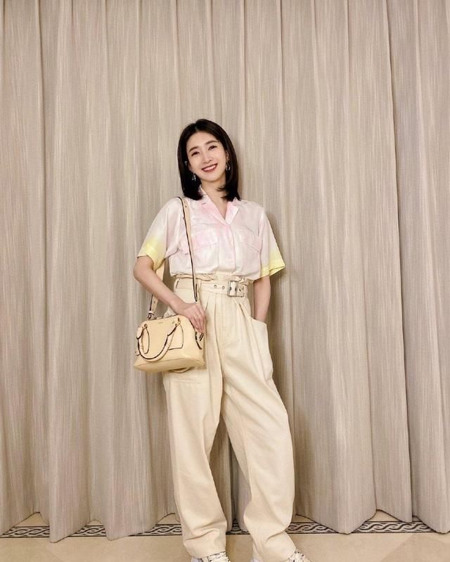 小江|来了来了她来了,曹皇后也来直播间了,气质小江总女神范十足