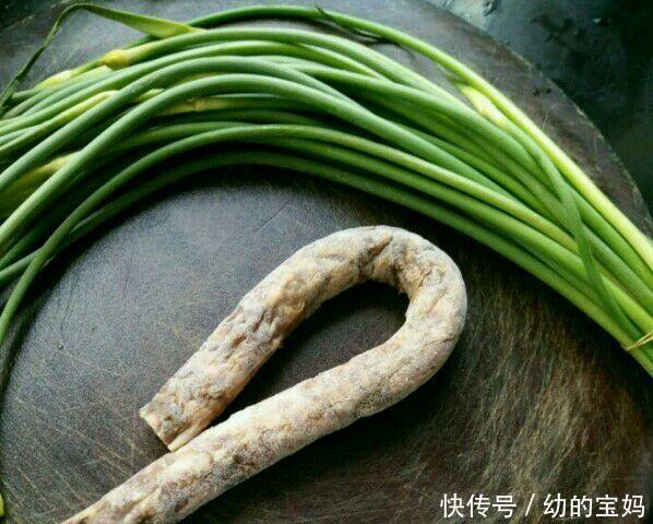 蒜薹|炒蒜薹时,直接炒是不对的,多加1步,炒好的蒜薹颜色翠绿味道好