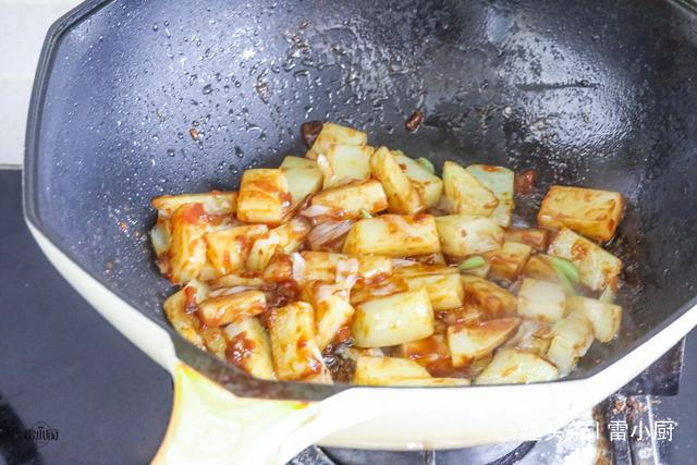 做法|土豆别再炒丝了,教你一种好吃的做法,开胃又解馋,一盘不够吃