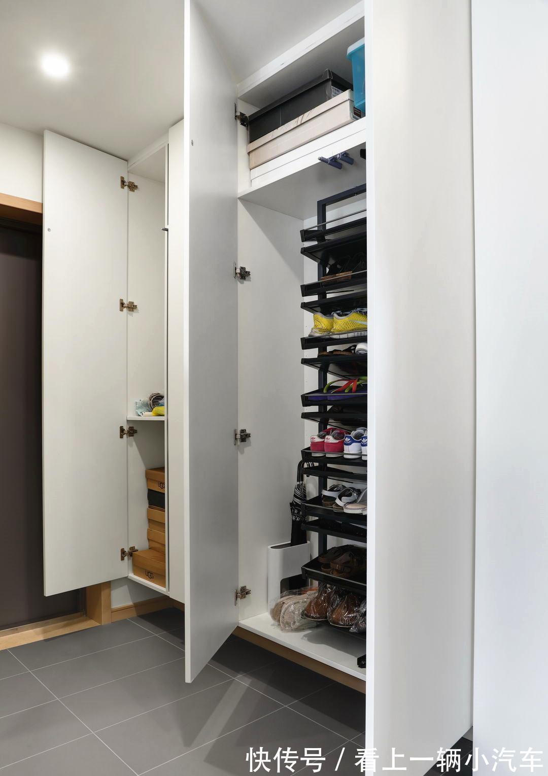 玄关柜|去客厅化有多爽?摒弃电视墙打造整面书柜,双胞胎女儿房也是亮点