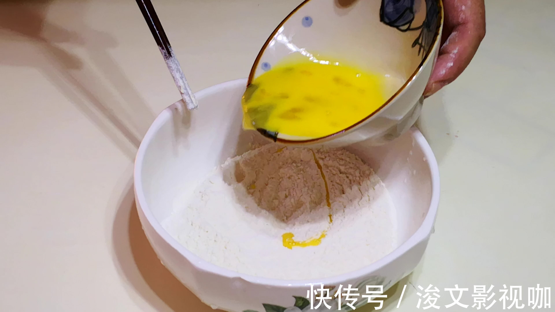 晓峰|做疙瘩汤我有妙招，不用一滴水做的疙瘩又小又匀，孩子喝了两大碗