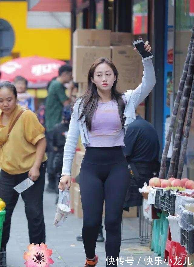 小姐姐 亮色上衣搭配打底裤,弱化局部细节,时尚且实用