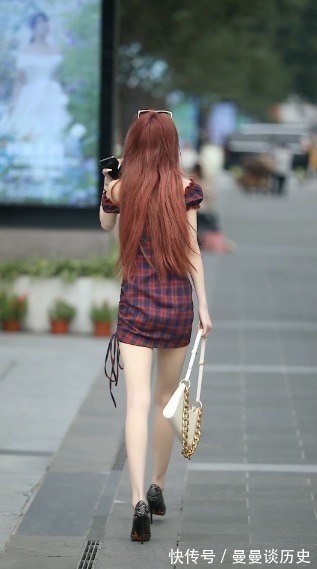 气质 紫色格裙穿出气质美少女,仿若“仙女下凡”,抬头那瞬间美了