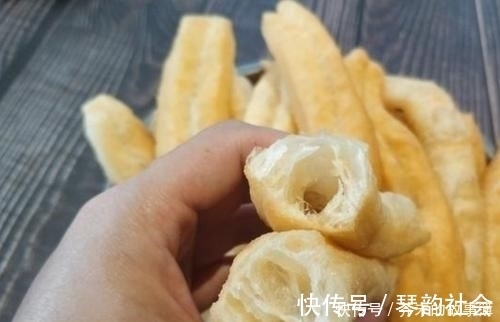 炸油条加酵母是大错特错，用这个配方，包你炸出又香又脆的大油条