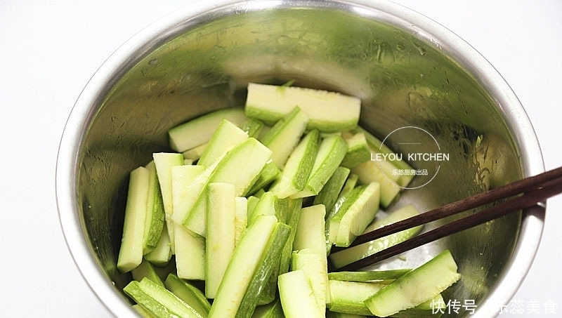 炒一盘西葫芦出少半盘汤?掌握3点,入味好吃,还不易出汤