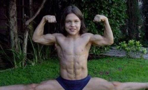 走红|2岁开始健身,8岁成“最强壮男孩”而走红,一代童星现状令人唏嘘