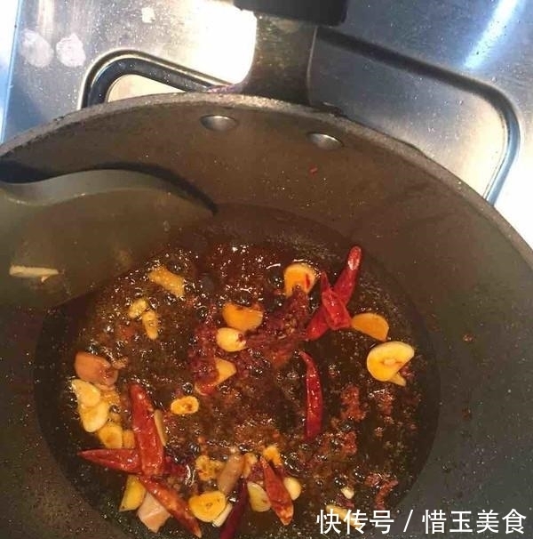 特色美食宫保鸡丁,香辣而味浓,堪称川菜中的经典之作