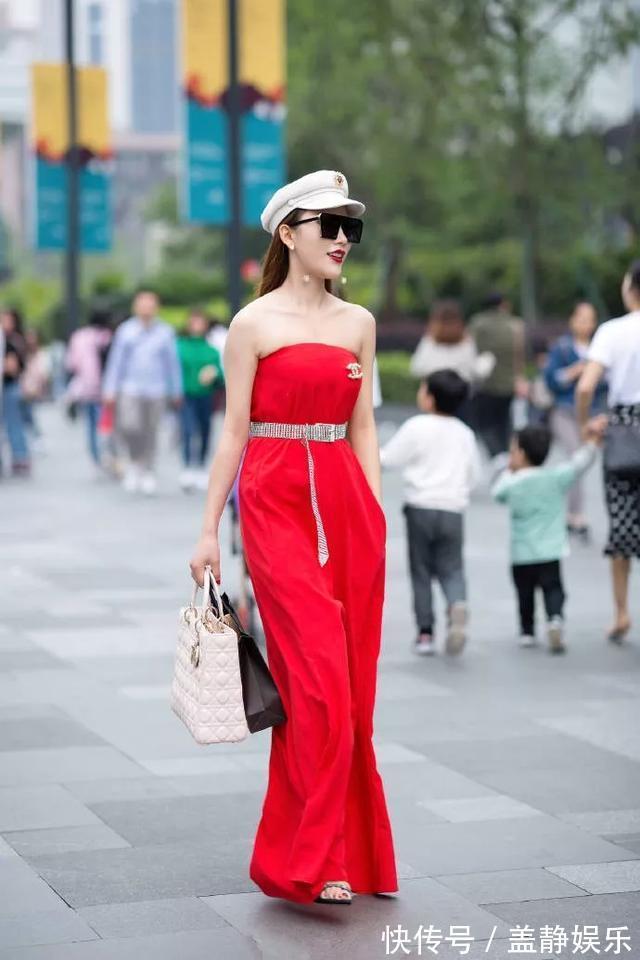 高跟鞋 美女一双绑带的高跟凉鞋，让她走路的姿态也显得优雅，时尚靓丽
