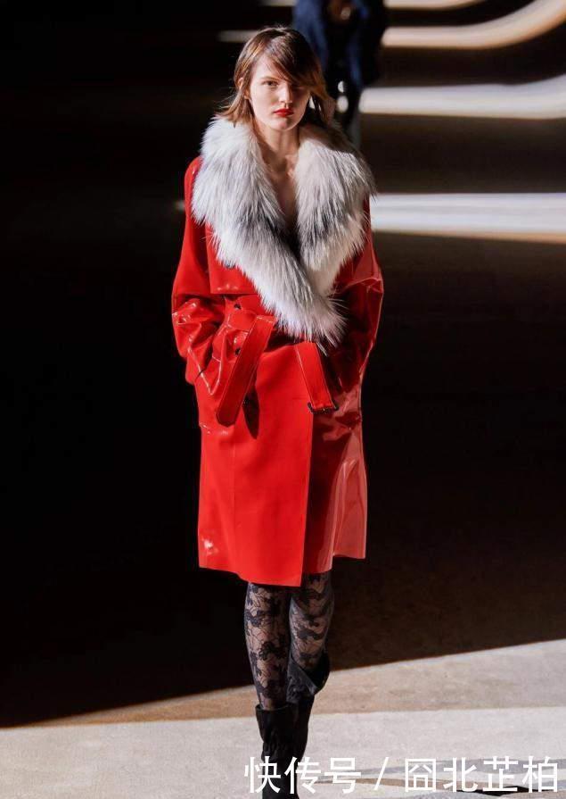 50岁的女人,过年最好少穿“红一套”!试试这3种穿搭,特优雅