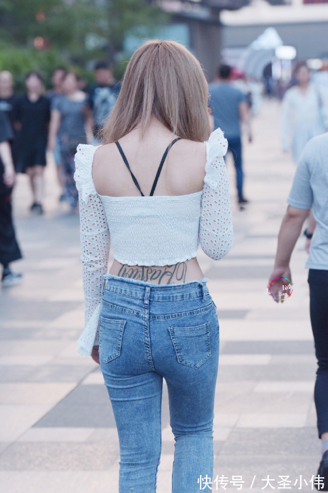 美女 美女街拍:时髦女人爱玩“心机”,从前面看像淑女,从后面看时,我沉默了!
