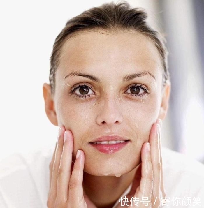 洗脸|女性洗完脸,是该“拍”干还是自然风干?方法弄错,脸上细纹增多