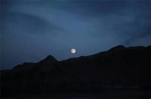  临终|王昌龄的最后一天：临终吟诵道，青山一道同云雨，明月何曾是两乡