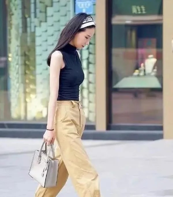 美丽大方|街拍:肤白貌美的美女,黑色上衣配白色短裙,美丽大方