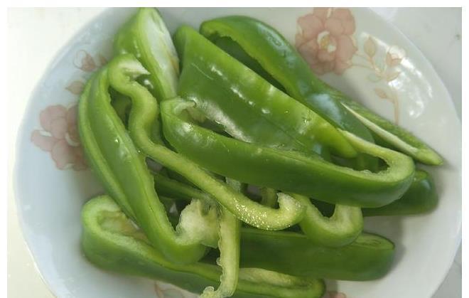 青椒|秋天，3样食材放入炒锅，成本不到5块钱，出锅香脆可口