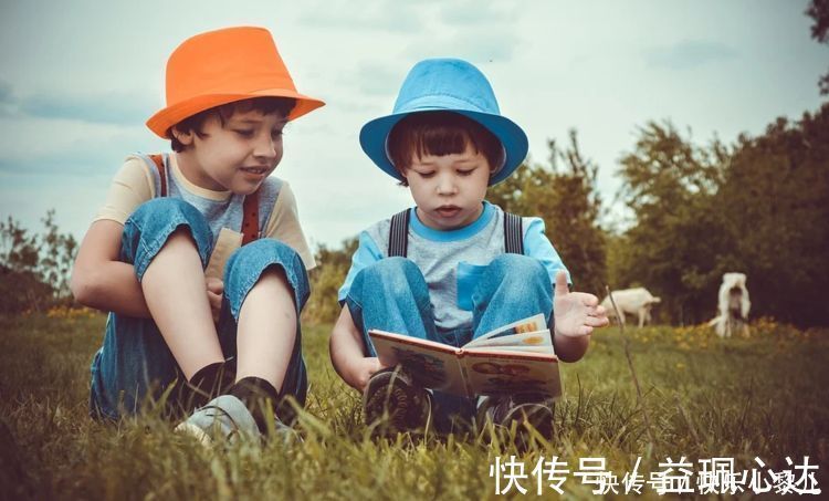 统一|写作业被弟弟打扰,哥哥将弟弟拖出房门,网友:这动作全国统一?