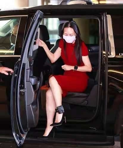 装扮 孟晚舟大胆换风格眼前一亮!首穿“少女风”套装,披肩长发变女神