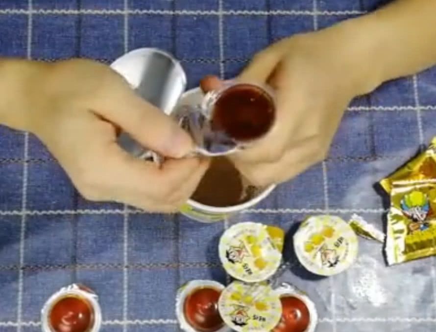 只能|小伙试吃怀旧零食“摇滚冻”,终于知道为什么一次只能摇一颗了