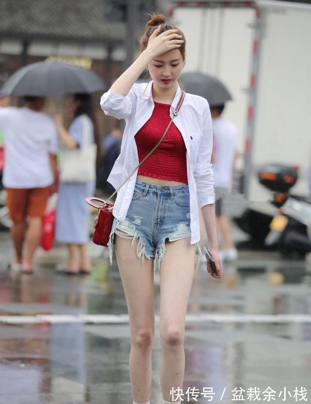 穿搭 美女脚上穿搭上一双透明的高跟鞋,显得个性又时尚,性感迷人