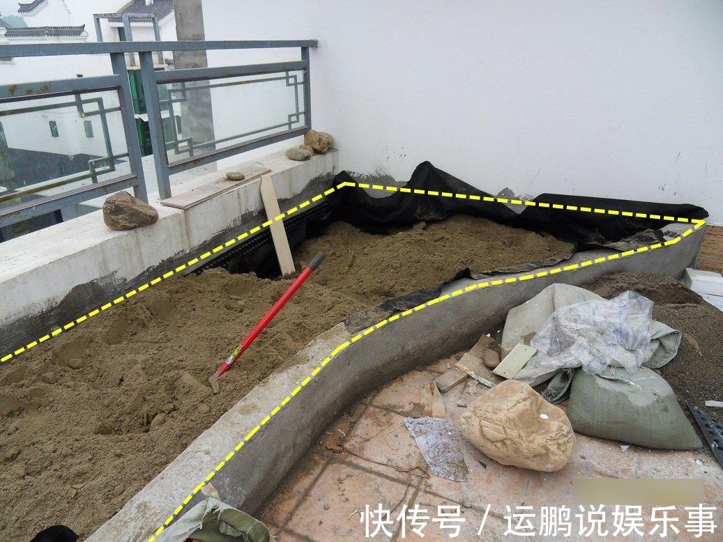 住高层这么干,阳台窗前20公分,用红砖围一圈水池,养鱼种花都好