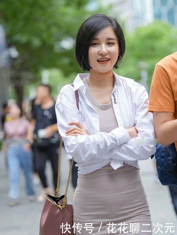 短裙|白色衬衫搭配修身短裙，比例极佳，时尚优雅。