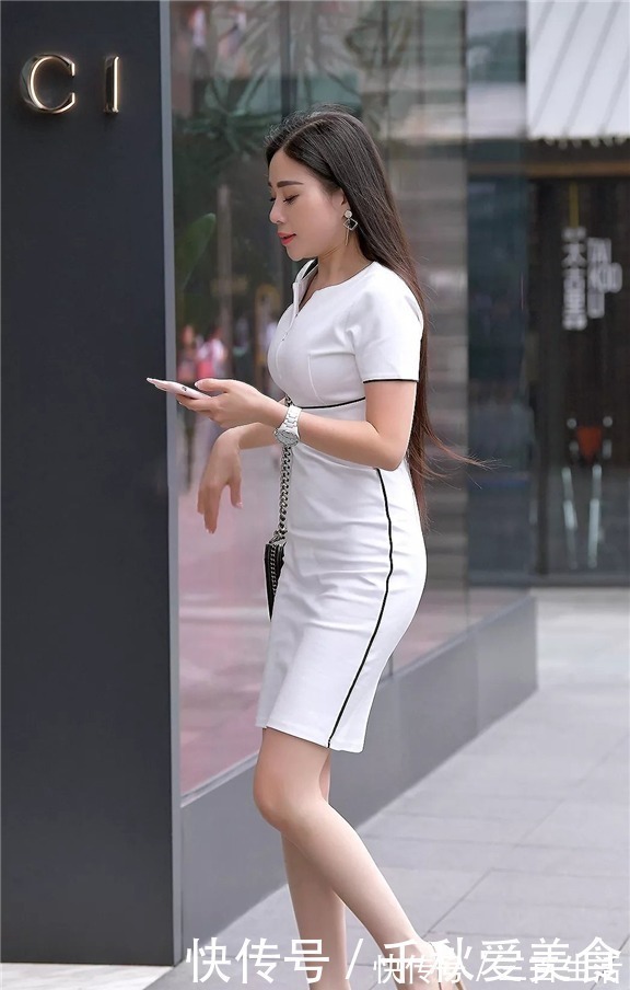 纯白色|披肩长发配白色连衣裙,打造出安静恬适的清纯之感