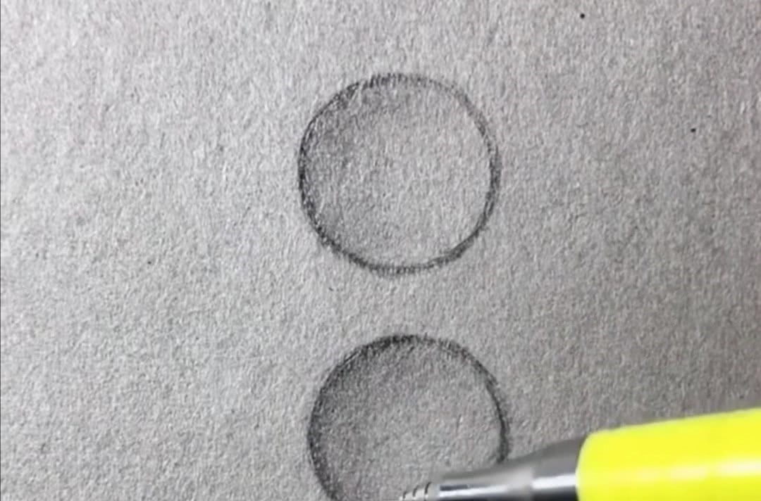 圈圈@美术老师在“水滴里写字”,开始:画两个圈圈,结尾:这水还会动?