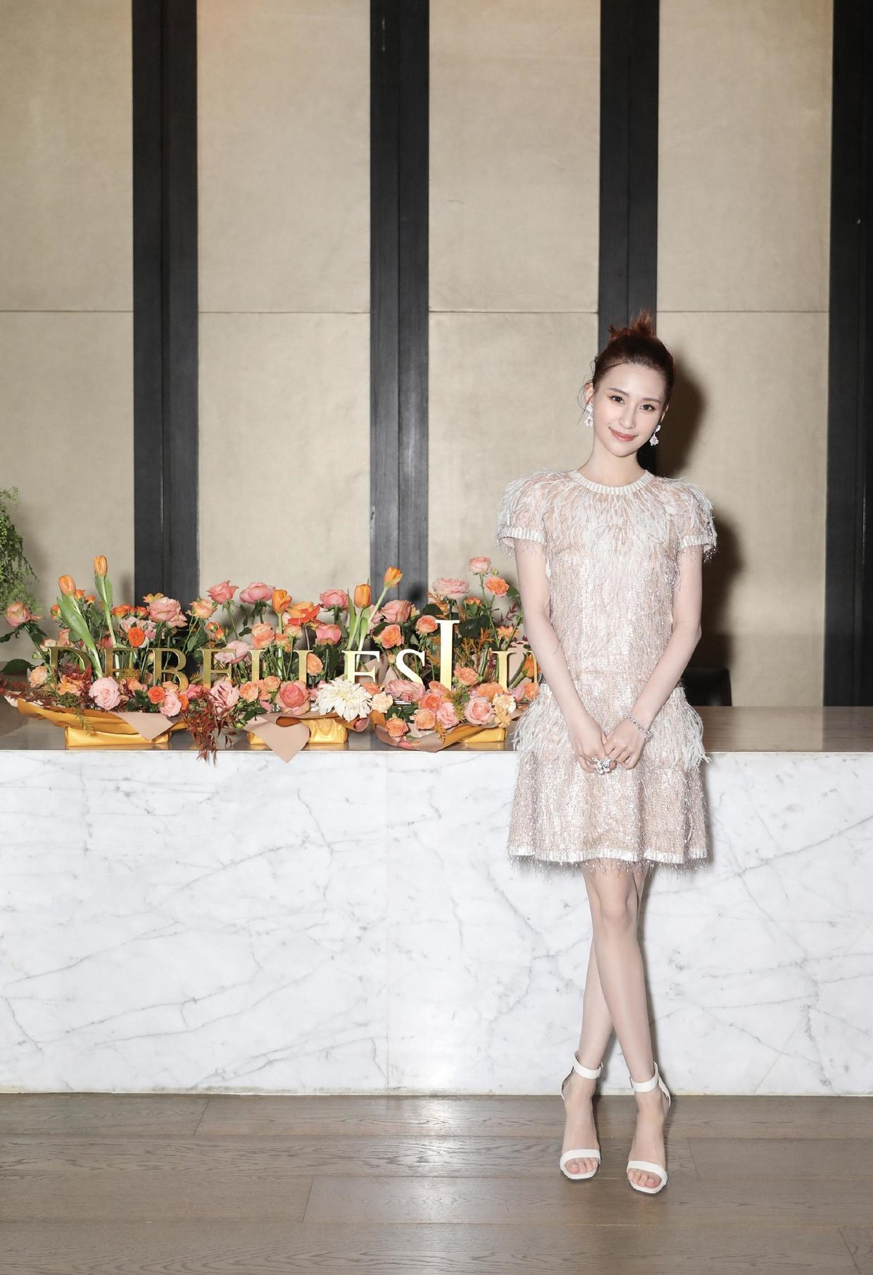 名媛|何超莲不愧是名媛,穿一袭白色流苏裙优雅如天鹅,太有千金气质