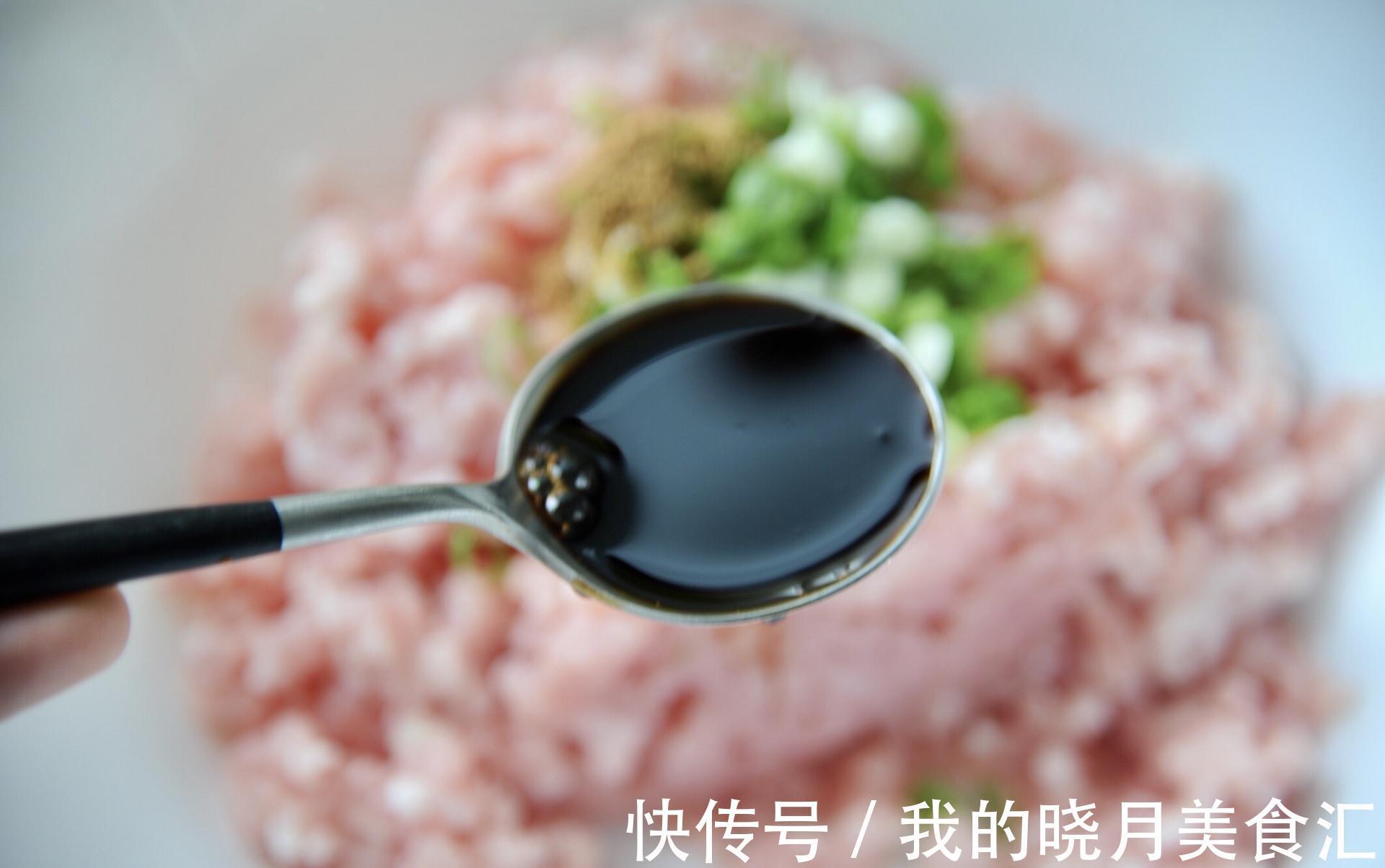 家常藕丁猪肉馅饼，外皮软嫩，馅料鲜香，吃上就忘不了的味道