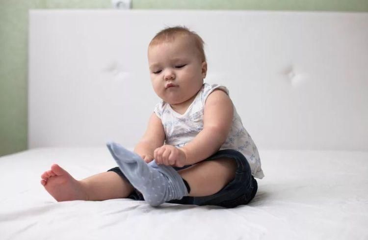 宝宝|宝宝在夏天该不该穿袜子？让孩子光脚跑的好处，家长不能忽视